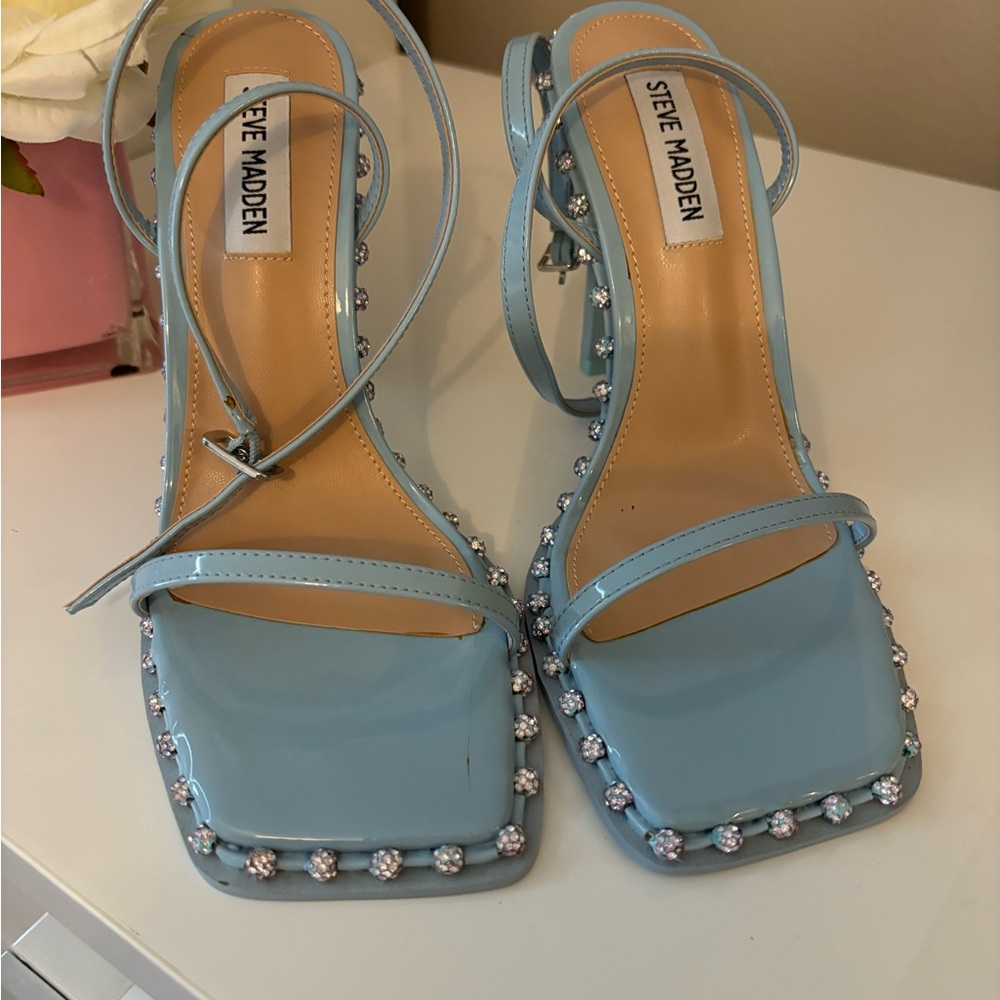Heels - Picture 4 of 4